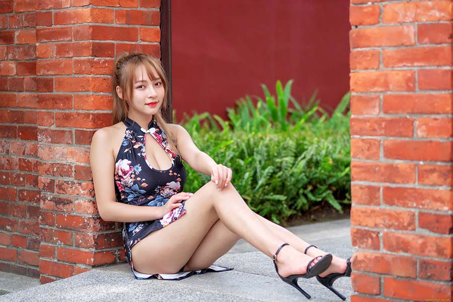 Girls in short dresses in Zhangjiagang