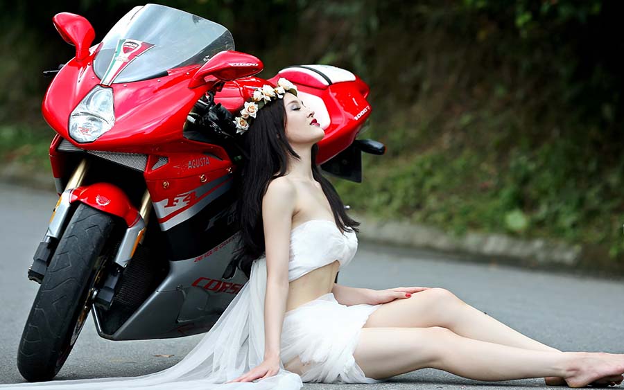 Beautiful girls and motorcycles in Zhangjiagang