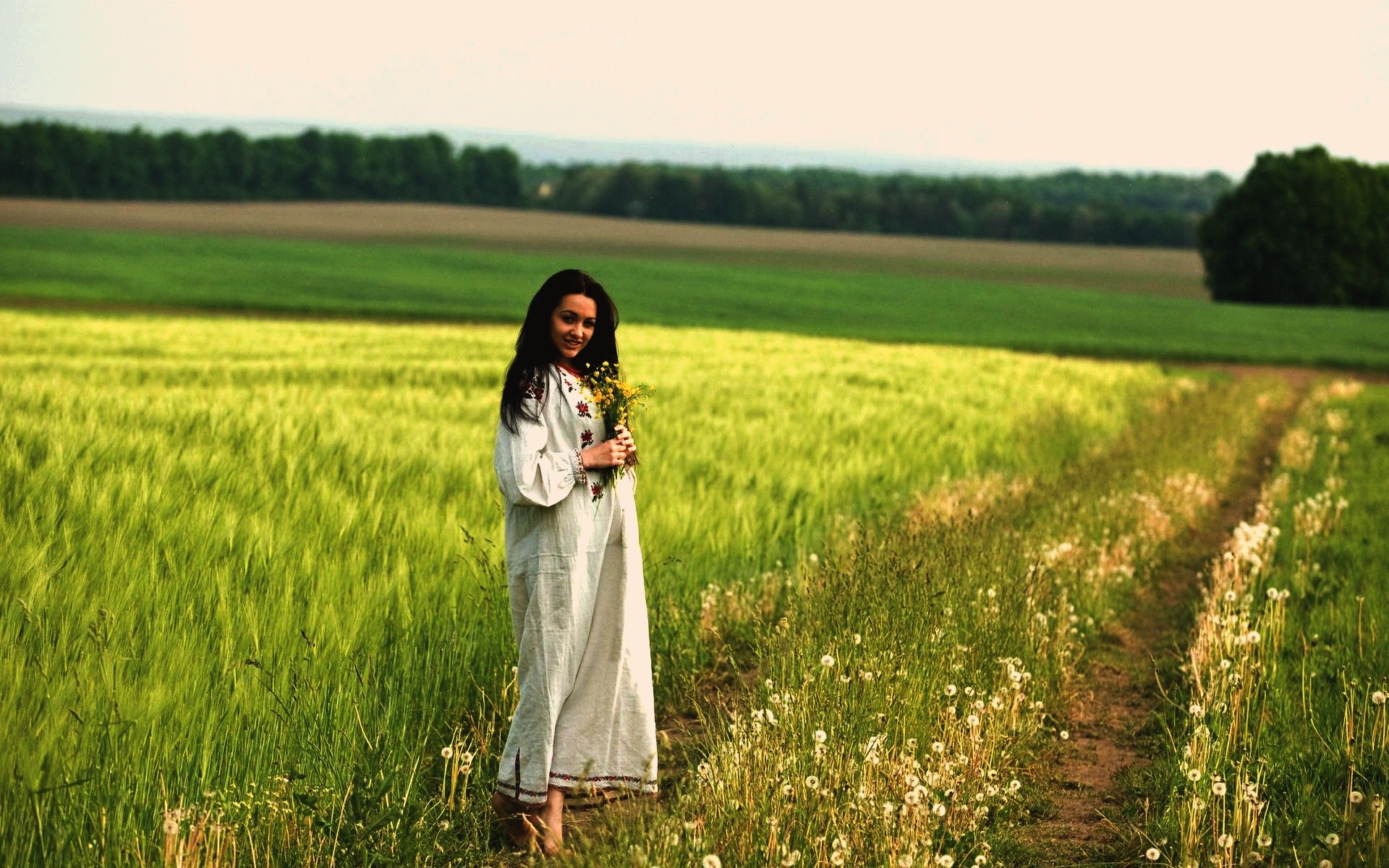 Women in Slavic costumes in Zhangjiagang